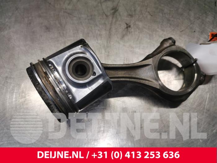 Usagé Piston Iveco Daily Prix € 121,00 Prix TTC proposé par van Deijne Onderdelen Uden B.V.