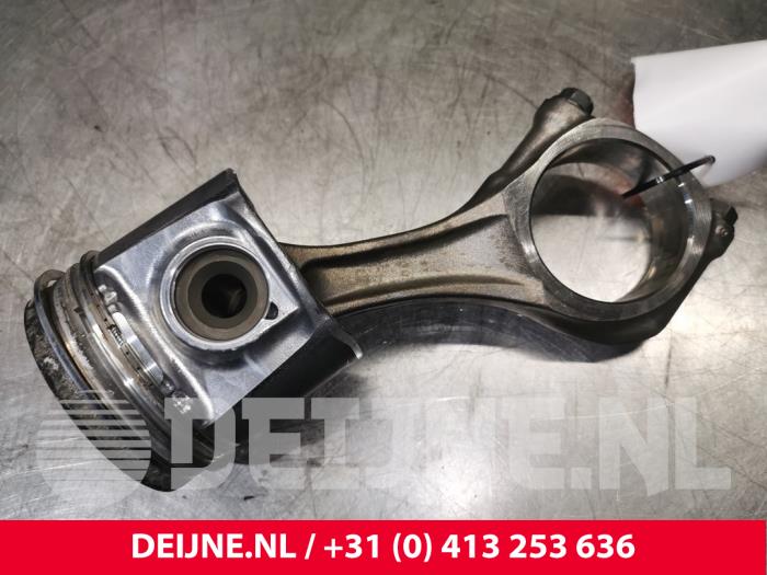 Usagé Piston Iveco Daily Prix € 121,00 Prix TTC proposé par van Deijne Onderdelen Uden B.V.