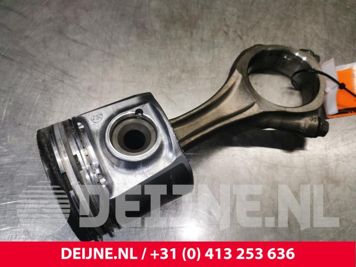 Usagé Piston Iveco Daily Prix € 121,00 Prix TTC proposé par van Deijne Onderdelen Uden B.V.