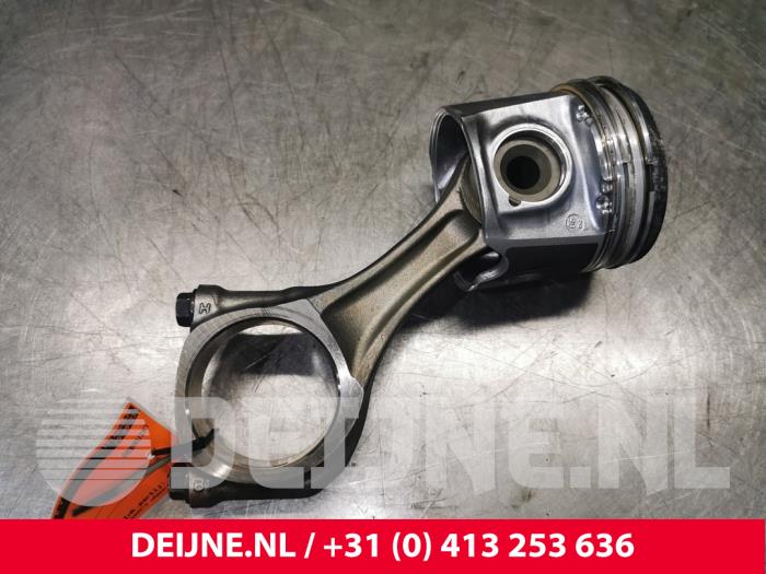 Usagé Piston Iveco Daily Prix € 121,00 Prix TTC proposé par van Deijne Onderdelen Uden B.V.