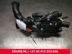 Używane Obudowa termostatu Opel Combo Cargo 1.5 CDTI 75 Cena € 84,70 Z VAT oferowane przez van Deijne Onderdelen Uden B.V.