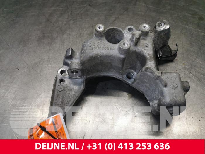 Usagé Support dynamo bas Opel Combo Cargo 1.5 CDTI 75 Prix € 36,30 Prix TTC proposé par van Deijne Onderdelen Uden B.V.