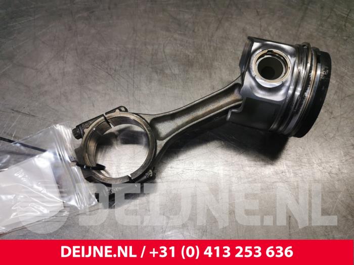 Usados Pistón Volkswagen Multivan T5 (7E/7HC/7HF/7HM) 2.5 TDi Precio € 96,80 IVA incluido ofrecido por van Deijne Onderdelen Uden B.V.