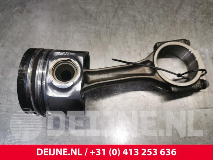 Usados Pistón Volkswagen Multivan T5 (7E/7HC/7HF/7HM) 2.5 TDi Precio € 96,80 IVA incluido ofrecido por van Deijne Onderdelen Uden B.V.