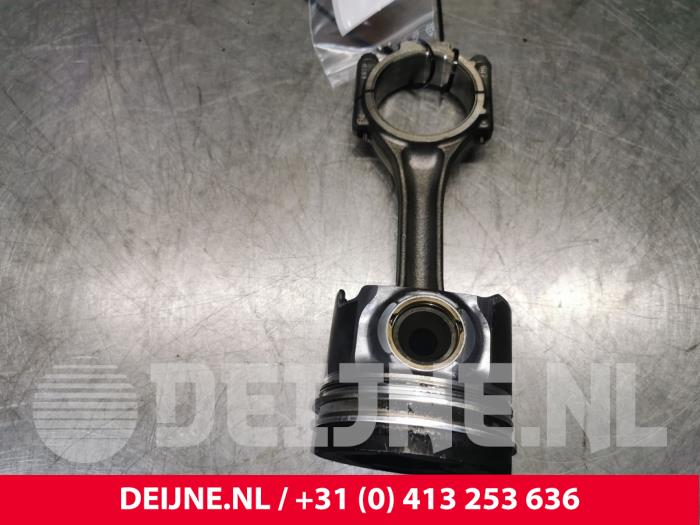 Piston d'un Volkswagen Multivan T5 (7E/7HC/7HF/7HM) 2.5 TDi 2007
