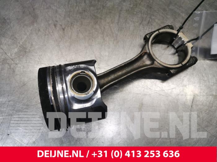 Piston d'un Volkswagen Multivan T5 (7E/7HC/7HF/7HM) 2.5 TDi 2007