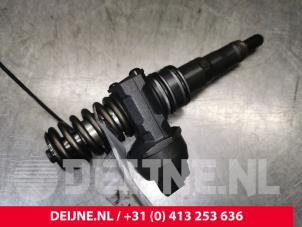 Used Injector (diesel) Volkswagen Multivan T5 (7E/7HC/7HF/7HM) 2.5 TDi Price € 121,00 Inclusive VAT offered by van Deijne Onderdelen Uden B.V.