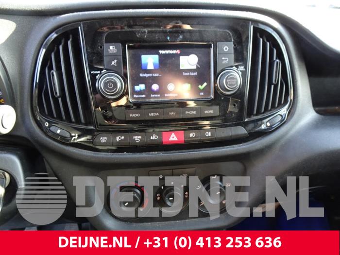 Controlador de pantalla multimedia de un Fiat Doblo Cargo (263) 1.6 D Multijet 2015