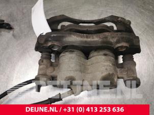 Używane Zacisk hamulcowy lewy przód Mercedes Vito (447.6) 1.6 109 CDI 16V Cena € 60,50 Z VAT oferowane przez van Deijne Onderdelen Uden B.V.