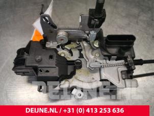 Używane Mechanizm blokady drzwi lewych przednich wersja 4-drzwiowa Volvo XC90 II 2.0 T8 16V Twin Engine AWD Cena € 90,00 Procedura marży oferowane przez van Deijne Onderdelen Uden B.V.