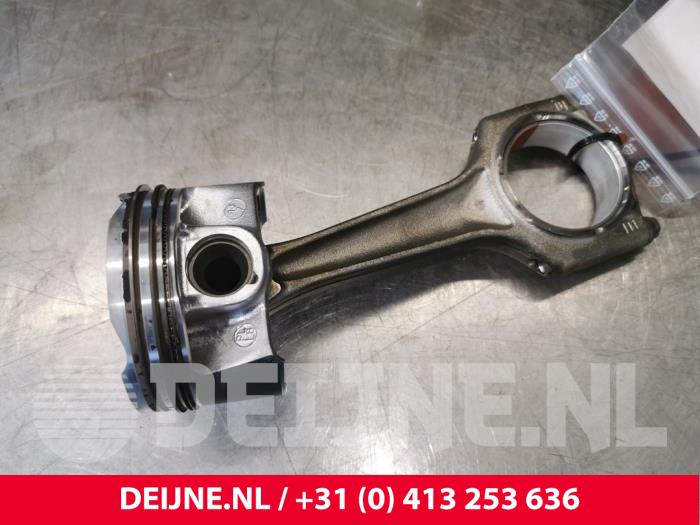 Connecting rod from a BMW 3 serie Gran Turismo (F34) 320i 2.0 16V 2017