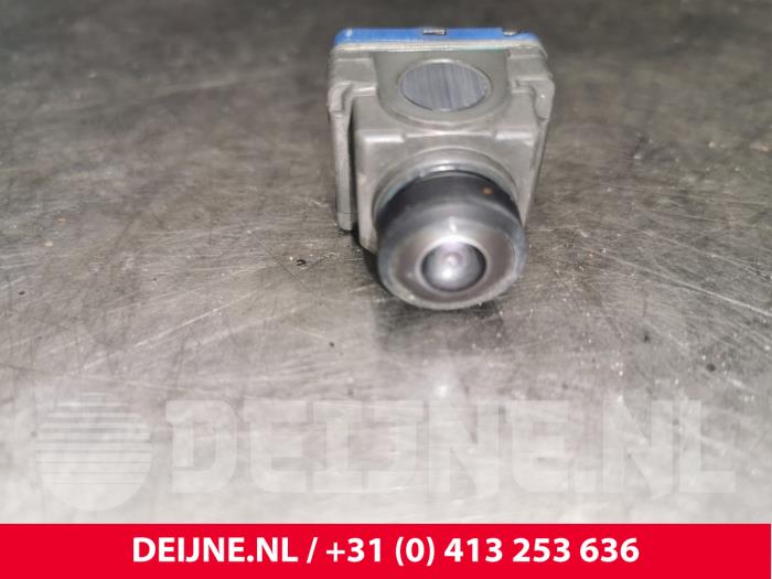 Reversing camera from a Volvo V60 II (ZW) 2.0 B4 16V Mild Hybrid 2022