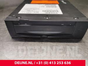 Usagé Lecteur DVD Volvo XC90 I 4.4 V8 32V Prix € 100,00 Règlement à la marge proposé par van Deijne Onderdelen Uden B.V.