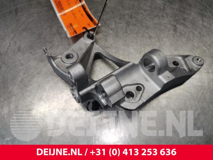 Usagé Support dynamo haut Ford Transit Courier 1.5 EcoBlue Prix € 36,30 Prix TTC proposé par van Deijne Onderdelen Uden B.V.