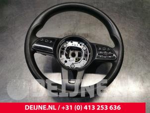 Usagé Volant Mercedes Sprinter 3t (910.6) 211 CDI 2.1 D FWD Prix € 211,75 Prix TTC proposé par van Deijne Onderdelen Uden B.V.