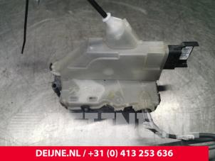 Używane Mechanizm blokady drzwi prawych wersja 2-drzwiowa Citroen Jumpy 1.6 Blue HDi 95 Cena € 60,50 Z VAT oferowane przez van Deijne Onderdelen Uden B.V.