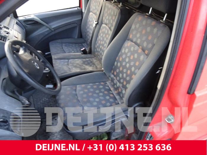 Seat, left from a Mercedes-Benz Vito (639.6) 2.2 109 CDI 16V 2005