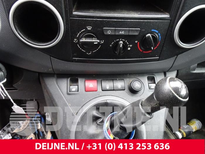 Commutateur éclairage d'urgence d'un Citroën Berlingo 1.6 VTi 95 16V 2018