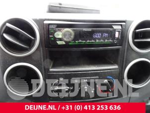 Usados Radio Citroen Berlingo 1.6 VTi 95 16V Precio de solicitud ofrecido por van Deijne Onderdelen Uden B.V.