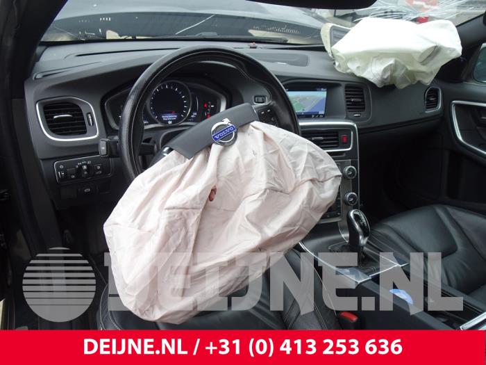Steering wheel from a Volvo V60 I (FW/GW) 2.0 T6 16V 2015
