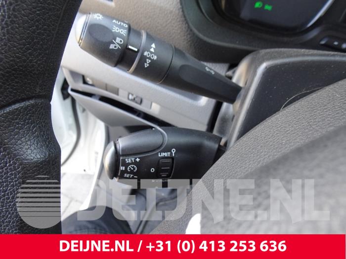 Kombischalter Lenksäule van een Opel Vivaro 1.5 CDTI 102 2020