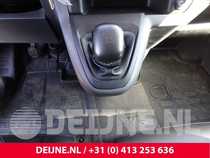 Palanca de cambios de un Opel Vivaro 1.5 CDTI 102 2020