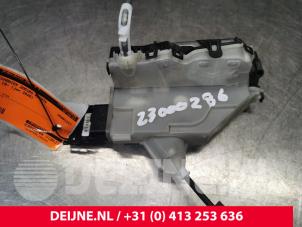 Używane Mechanizm blokady drzwi prawych wersja 2-drzwiowa Opel Vivaro 1.5 CDTI 102 Cena € 90,75 Z VAT oferowane przez van Deijne Onderdelen Uden B.V.