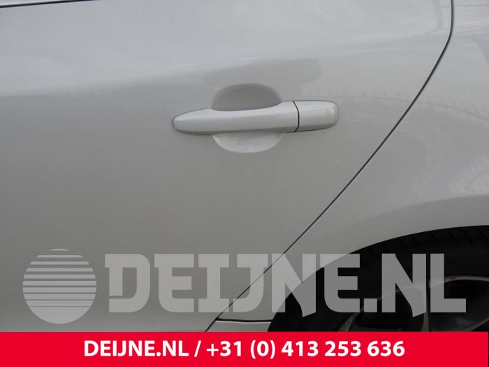 Manija de puerta de 4 puertas izquierda detrás de un Volvo V60 I (FW/GW) 2.0 D2 16V 2015