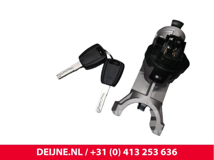 Nowe Stacyjka + Kluczyk Fiat Ducato Cena € 54,45 Z VAT oferowane przez van Deijne Onderdelen Uden B.V.