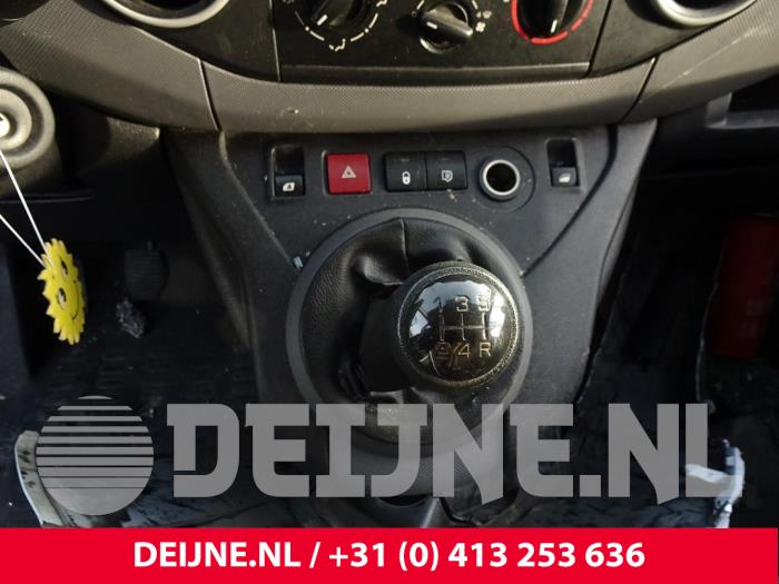 Commutateur éclairage d'urgence d'un Citroën Berlingo 1.6 BlueHDI 100 2015