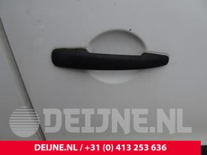 Usados Manija de puerta de 2 puertas derecha Peugeot Partner (GC/GF/GG/GJ/GK) 1.6 HDI, BlueHDI 75 Precio de solicitud ofrecido por van Deijne Onderdelen Uden B.V.
