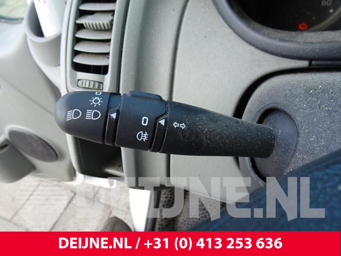 Steering column stalk from a Renault Trafic New (FL) 2.5 dCi 16V 145 2011