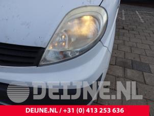 Usados Faro izquierda Renault Trafic New (FL) 2.5 dCi 16V 145 Precio de solicitud ofrecido por van Deijne Onderdelen Uden B.V.