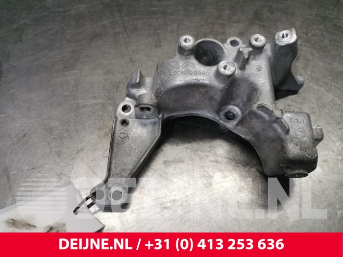 Usagé Support dynamo bas Peugeot Expert (V1/VA/VB/VE/VF/VT/VY) 1.5 BlueHDi 100 Prix € 36,30 Prix TTC proposé par van Deijne Onderdelen Uden B.V.