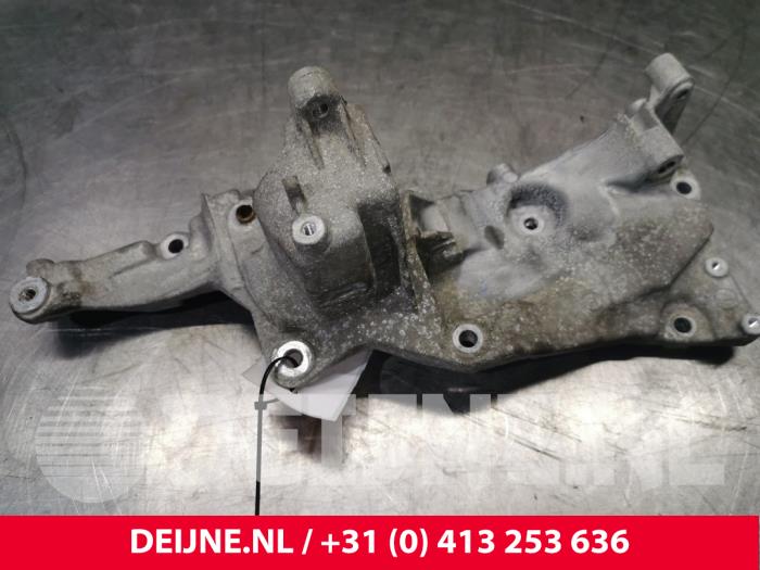 Usagé Support dynamo haut Citroen Jumpy 2.0 Blue HDI 120 Prix € 60,50 Prix TTC proposé par van Deijne Onderdelen Uden B.V.