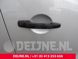 Usados Manija de puerta de 2 puertas derecha Peugeot Partner (GC/GF/GG/GJ/GK) 1.6 HDI 90 Precio de solicitud ofrecido por van Deijne Onderdelen Uden B.V.