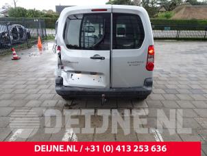 Używane Tylne drzwi samochodu dostawczego Peugeot Partner (GC/GF/GG/GJ/GK) 1.6 HDI 90 Cena € 242,00 Z VAT oferowane przez van Deijne Onderdelen Uden B.V.