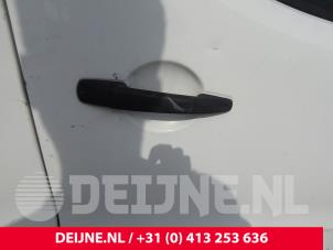 Usados Manija de puerta de 2 puertas derecha Peugeot Partner Tepee (7A/B/C/D/E/F/G/J/P/S) 1.6 HDiF 90 16V Phase 1 Precio de solicitud ofrecido por van Deijne Onderdelen Uden B.V.