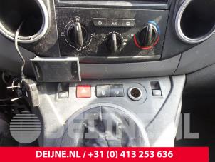 Usados Interruptor de ventanilla eléctrica Peugeot Partner Tepee (7A/B/C/D/E/F/G/J/P/S) 1.6 HDiF 90 16V Phase 1 Precio de solicitud ofrecido por van Deijne Onderdelen Uden B.V.