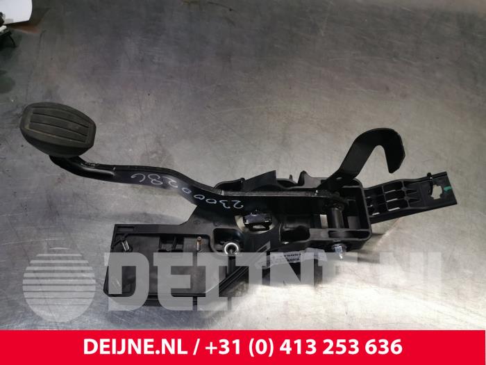 Brake pedal from a Opel Vivaro 1.5 CDTI 102 2020