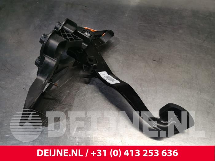 Brake pedal from a Opel Vivaro 1.5 CDTI 102 2020