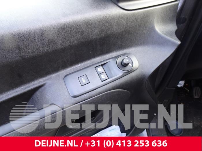 Interruptor de ventanilla eléctrica de un Citroën Berlingo 1.6 BlueHDI 100 2019