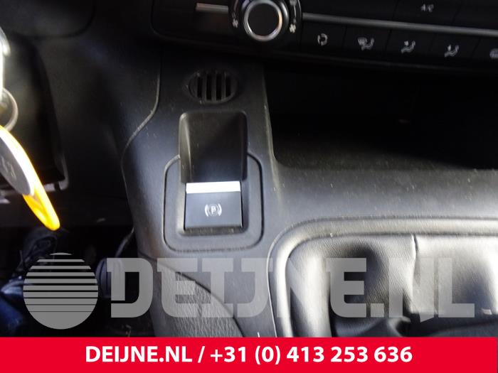 Interruptor de freno de mano de un Citroën Berlingo 1.6 BlueHDI 100 2019