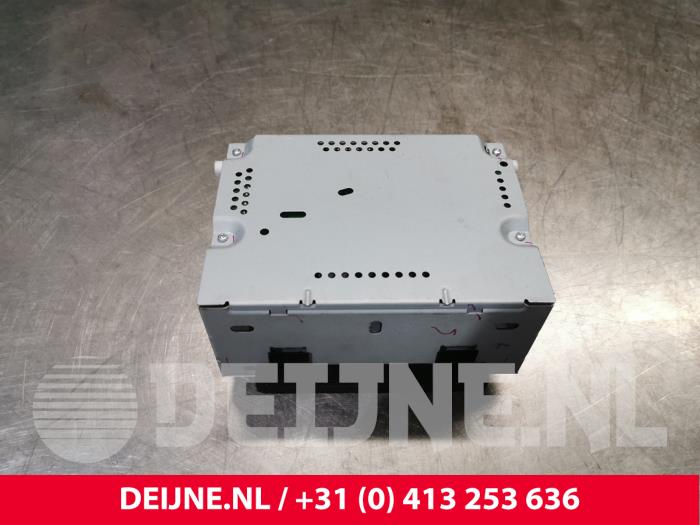Używane Odtwarzacz CD Ford Transit Custom 2.2 TDCi 16V Cena € 121,00 Z VAT oferowane przez van Deijne Onderdelen Uden B.V.