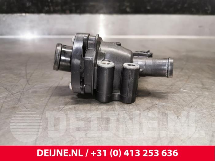 Usagé Boîtier thermostat Volvo V50 (MW) 2.4i 20V Prix € 40,00 Règlement à la marge proposé par van Deijne Onderdelen Uden B.V.