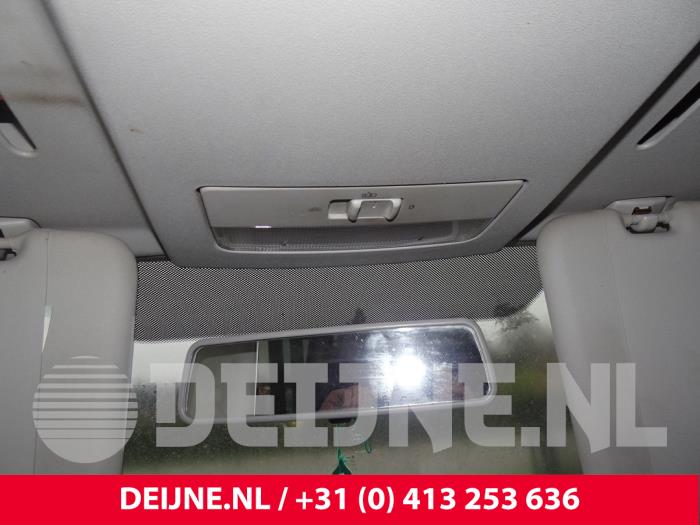 Retrovisor interior de un Volkswagen Caddy IV 2.0 TDI 102 2019