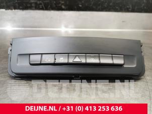 Usados Interruptor de luz de pánico Mercedes Vito (447.6) 2.2 114 CDI 16V Precio € 42,35 IVA incluido ofrecido por van Deijne Onderdelen Uden B.V.