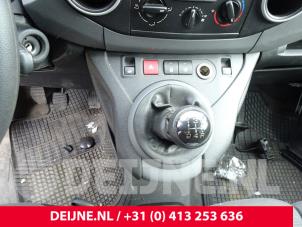 Used Electric window switch Citroen Berlingo 1.6 BlueHDI 75 Price on request offered by van Deijne Onderdelen Uden B.V.