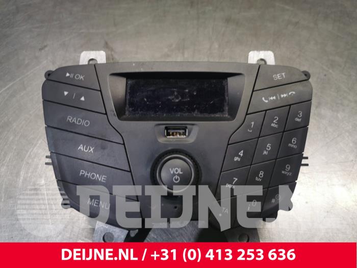 Używane Radio Ford Transit 2.2 TDCi 16V Cena € 96,80 Z VAT oferowane przez van Deijne Onderdelen Uden B.V.