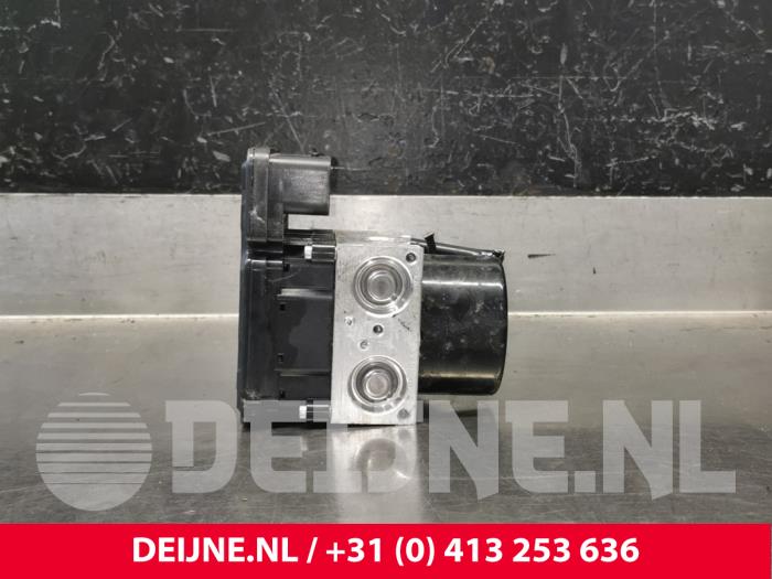 Używane Pompa ABS Volvo V40 (MV) 1.6 D2 Cena € 75,00 Procedura marży oferowane przez van Deijne Onderdelen Uden B.V.